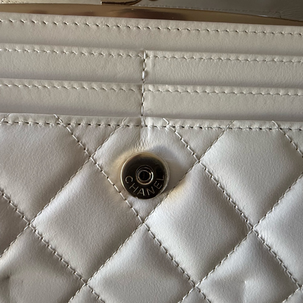 Chanel Beige Quilted Shoulder Bag - Picture 4 of 7